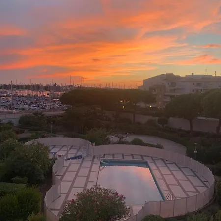 Appartement Studio Vue Port Piscine Parking *